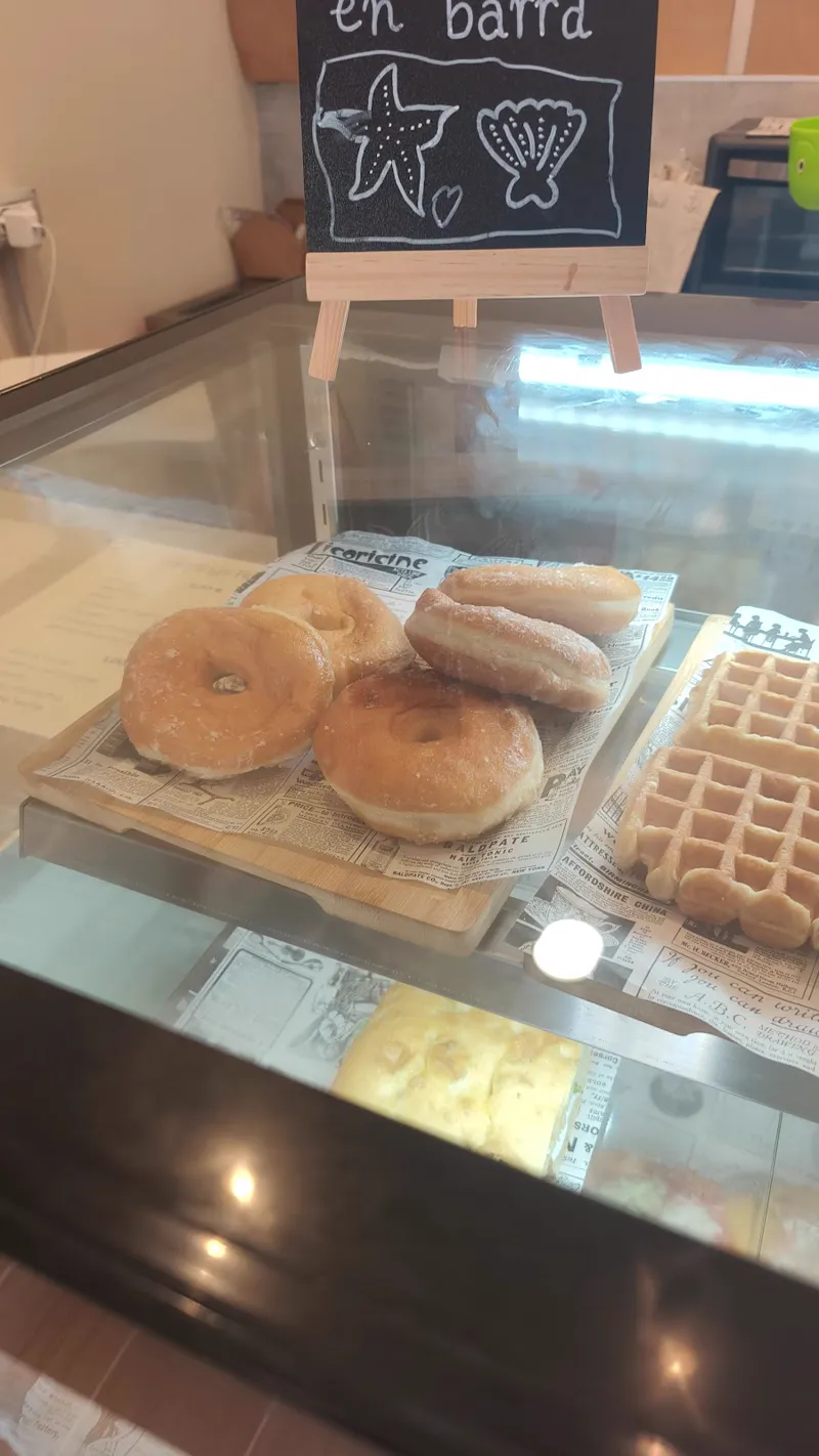 Donuts y gofres en la vitrina del mostrador